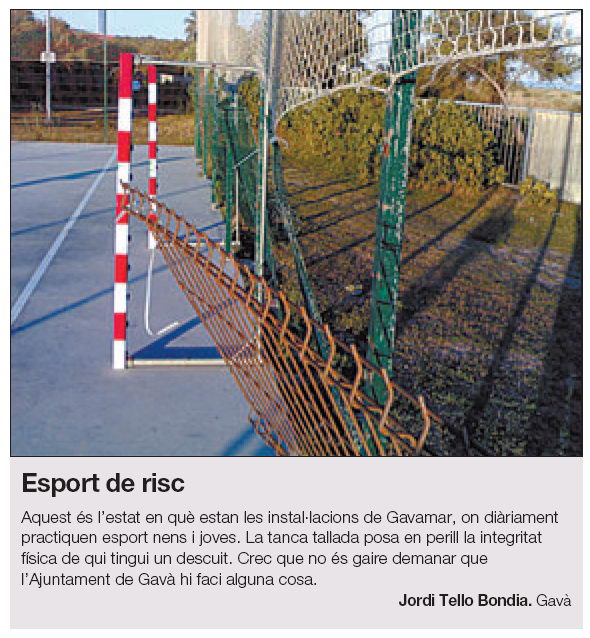 Foto-denuncia publicada en el diario El Periódico de Catalunya el 10 de Mayo de 2008 sobre el mal estado de la pista deportiva del Centro Cívico de Gavà Mar